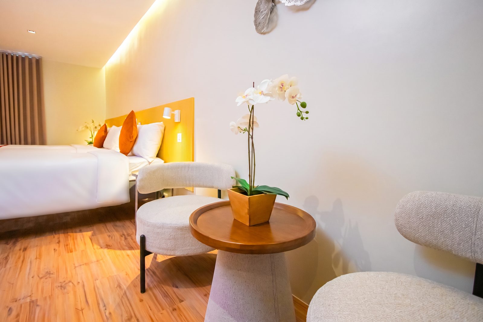 Suite Vibe with queen bed and lounge seating area